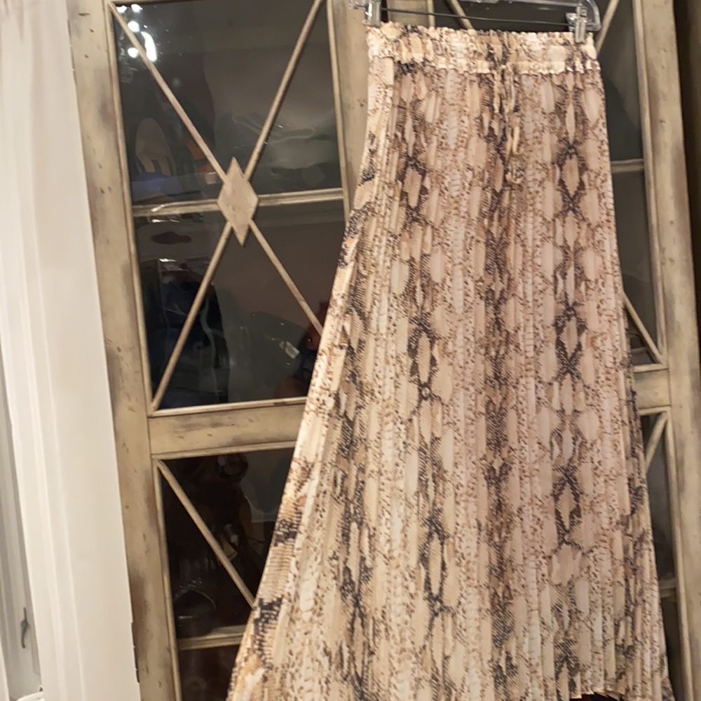 Olivaceous pleaded maxi skirt